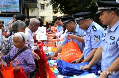 洲瑞鎮(zhèn)最大工廠門(mén)口聚集民警引發(fā)關(guān)注，工人圍觀健身休閑活動(dòng)